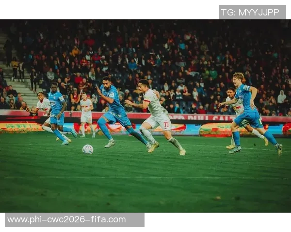 足球场上的手势与战术解析揭示运动员的默契与配合技巧 足球场上的手势与战术解析揭示运动员的默契与配合技巧